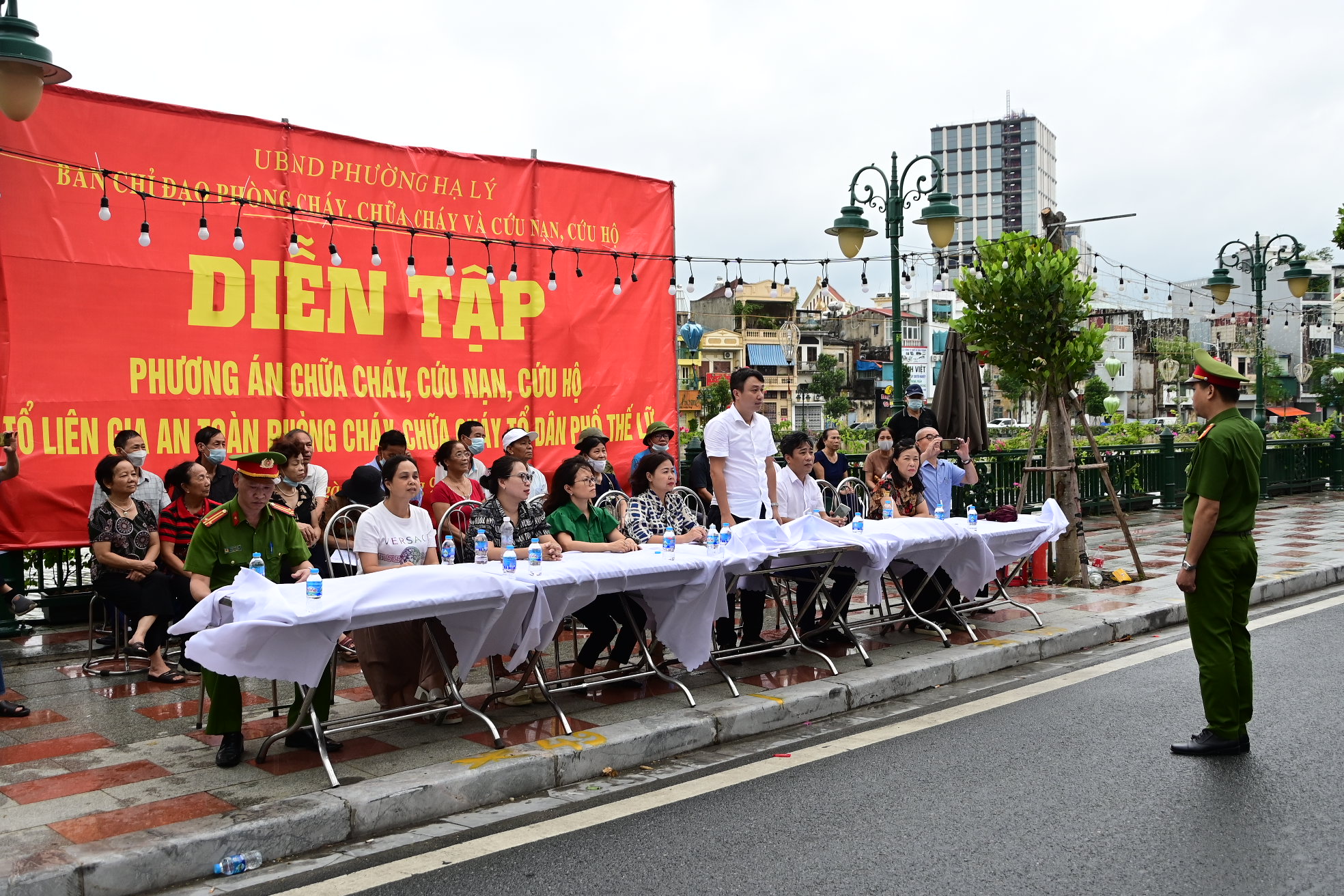 Phường Hạ Lý Tổ chức diễn tập phương án chữa cháy Tổ liên gia PCCC phố ẩm thực Thế Lữ